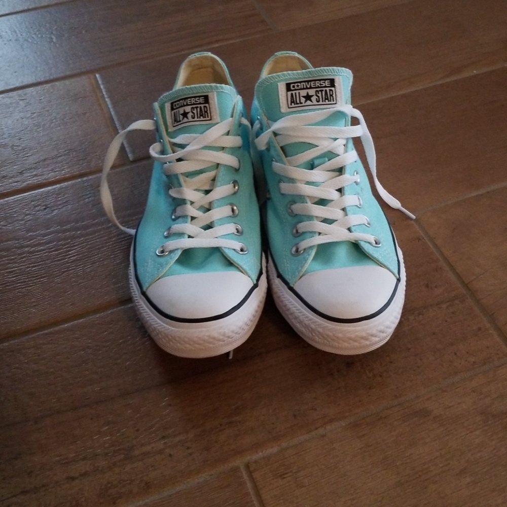 Converse Chucks.